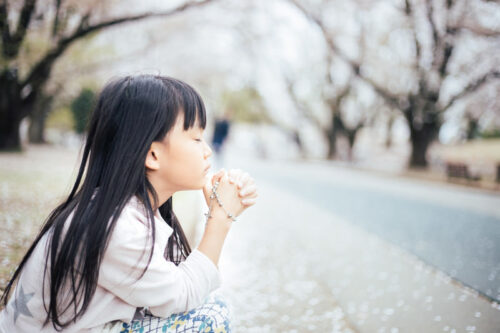 願い事をしている様子