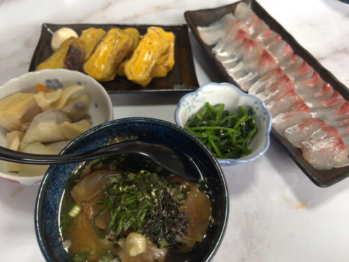 ヒラマサの刺身、漬け茶漬け、煮物、玉子焼き、青菜のお浸しが並ぶ和風の食卓