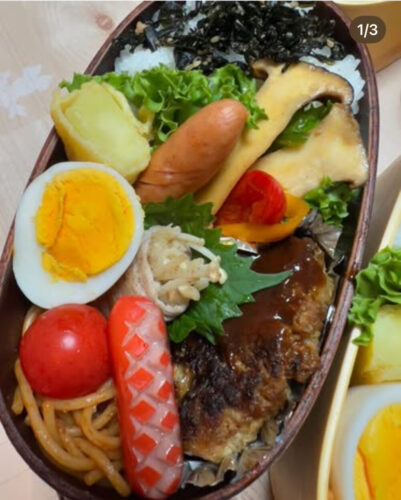 (ハンバーグ&ウィンナー入り、詰め合わせ風のわっぱ弁当)
